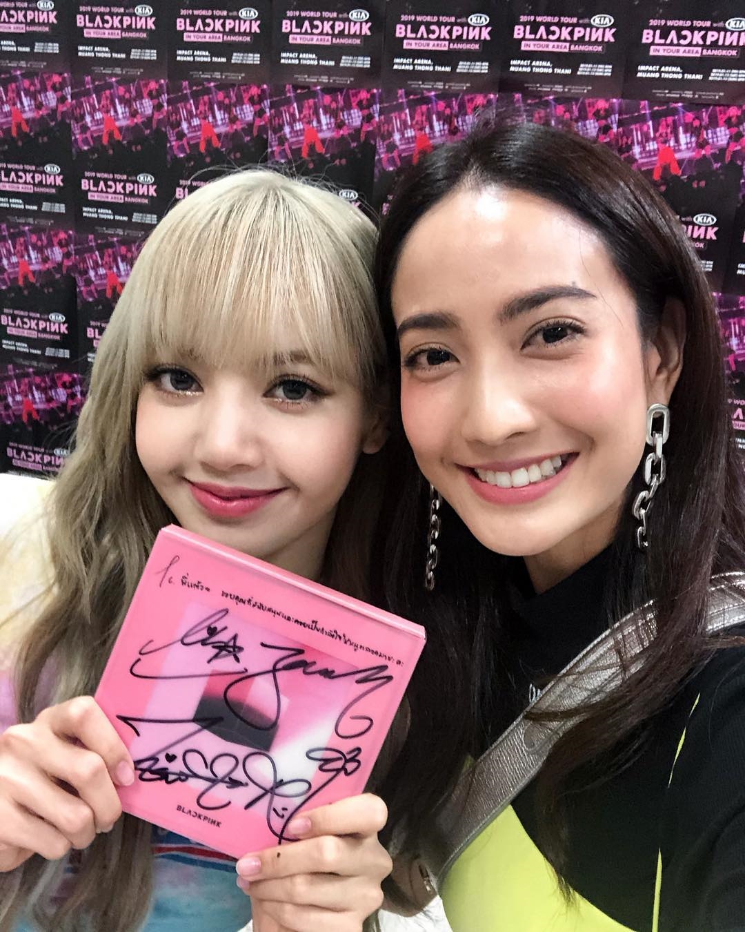 Loạt topstar hàng đầu Thái lũ lượt kéo nhau đi xem concert Black Pink