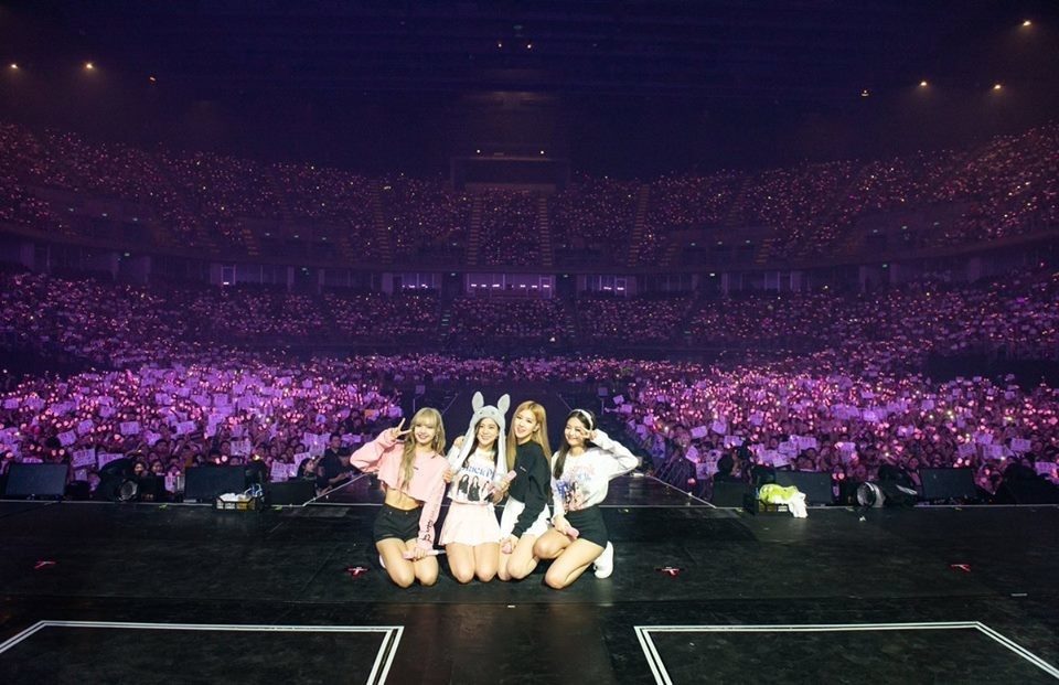 Loạt topstar hàng đầu Thái lũ lượt kéo nhau đi xem concert Black Pink