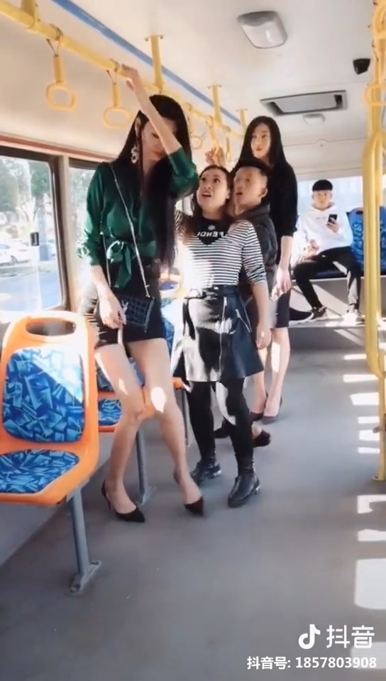 Clip hot gây bão mạng 19/01: Những tình huống éo le hài hước