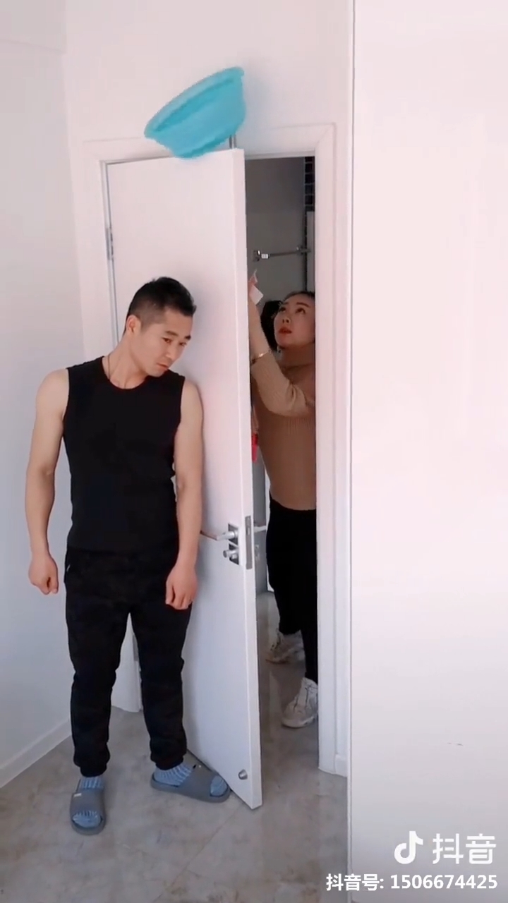 Clip hot gây bão mạng 21/01: Cách treo điện thoại không cần giá đỡ