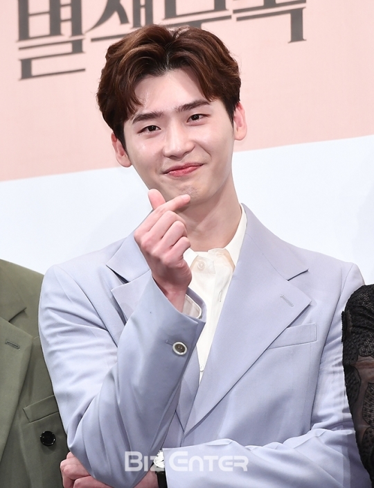 Lee Jong Suk hạnh phúc khi được đóng cặp Lee Na Young trong phim mới