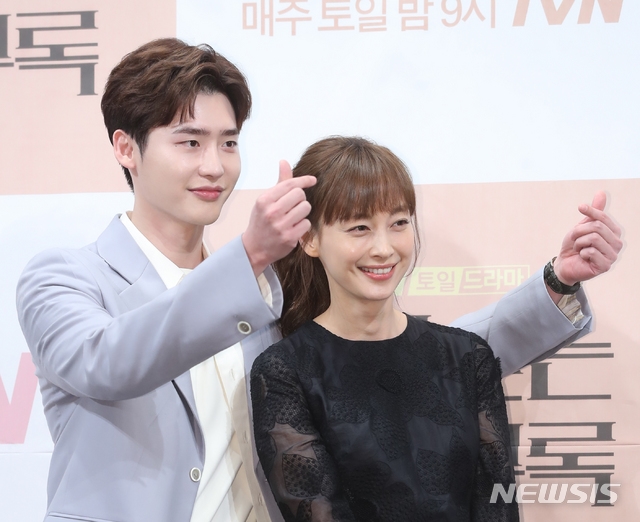 Lee Jong Suk hạnh phúc khi được đóng cặp Lee Na Young trong phim mới