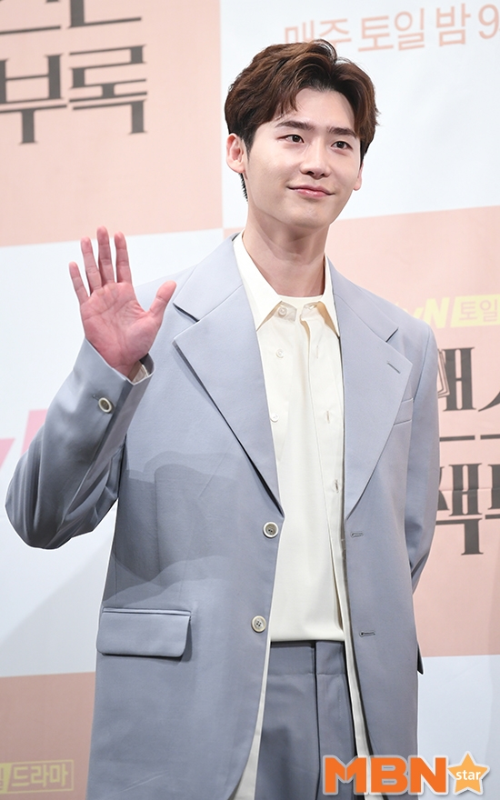 Lee Jong Suk hạnh phúc khi được đóng cặp Lee Na Young trong phim mới