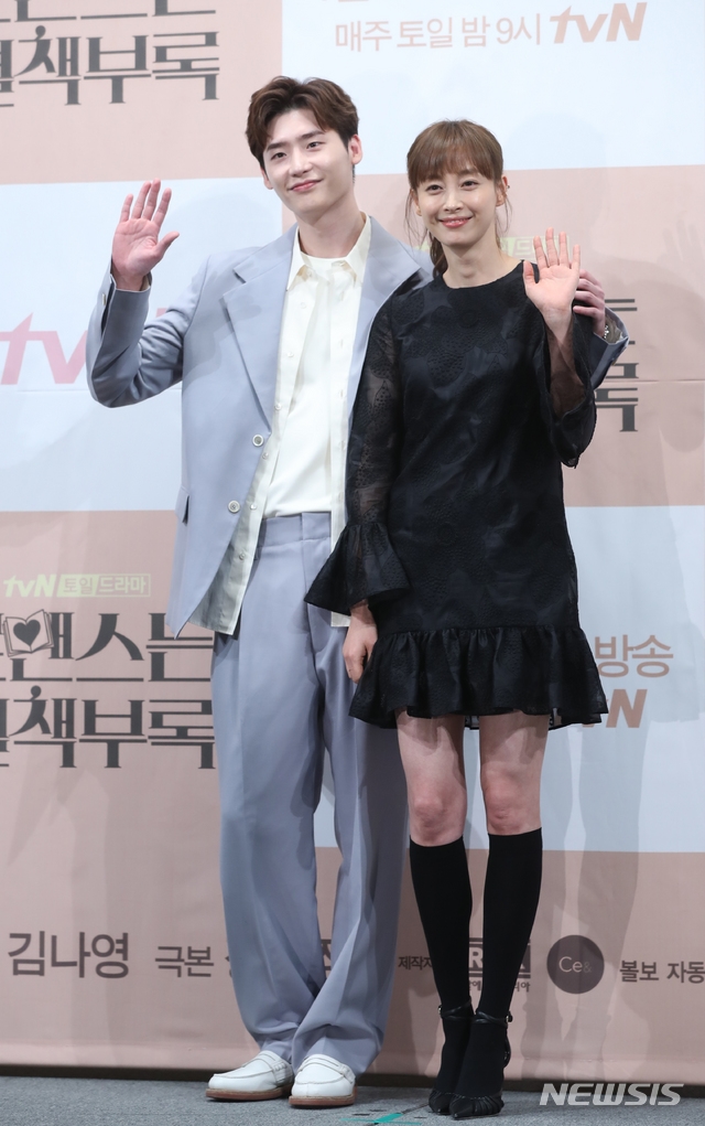 Lee Jong Suk hạnh phúc khi được đóng cặp Lee Na Young trong phim mới