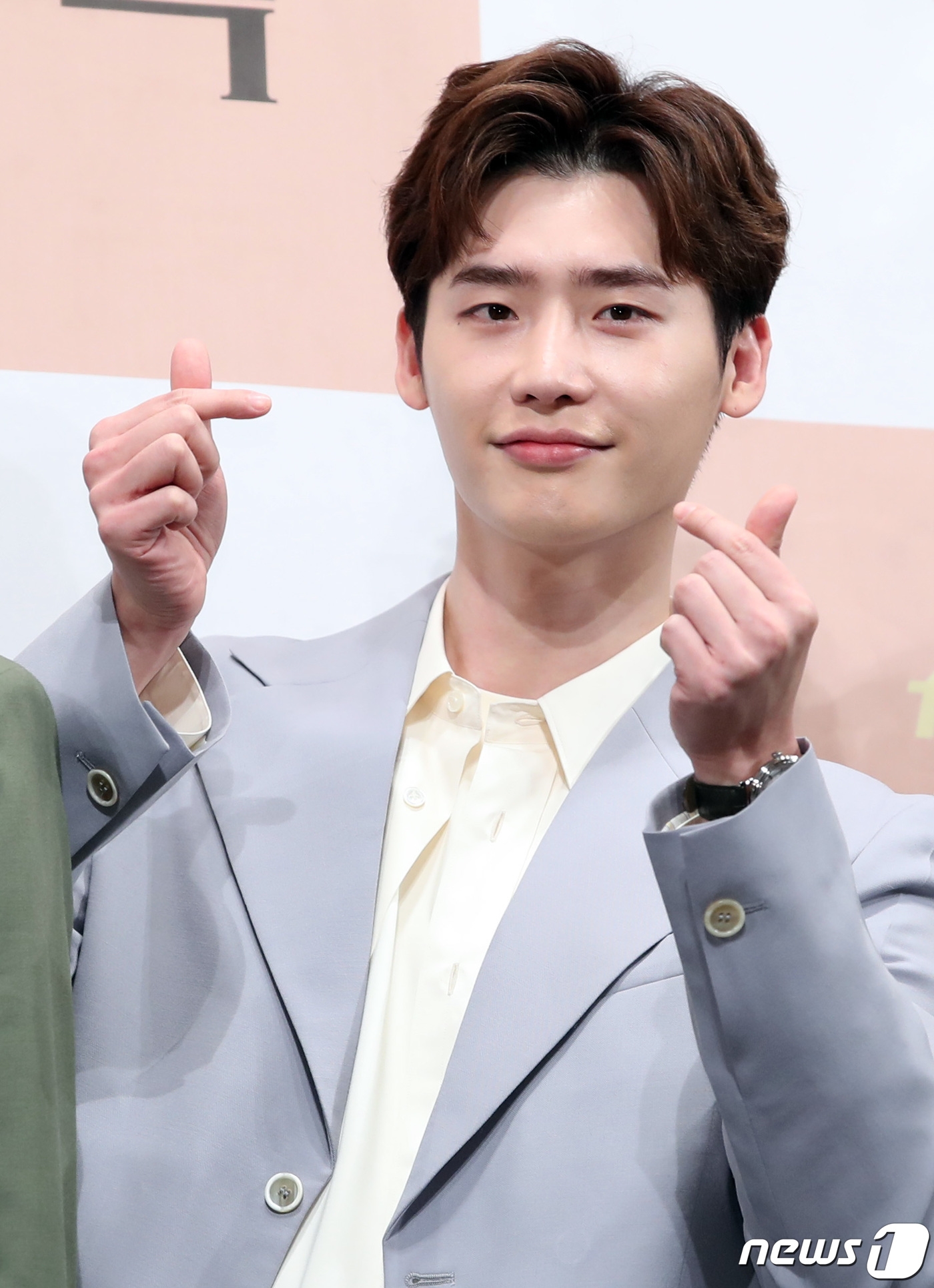 Lee Jong Suk hạnh phúc khi được đóng cặp Lee Na Young trong phim mới