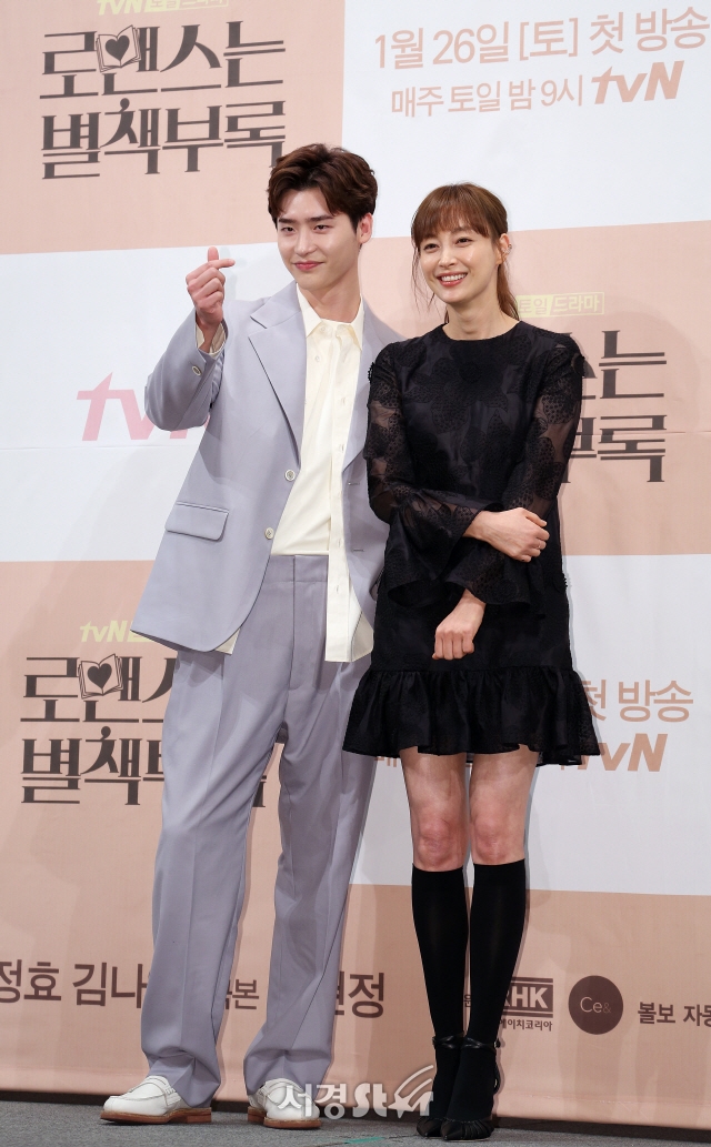Lee Jong Suk hạnh phúc khi được đóng cặp Lee Na Young trong phim mới