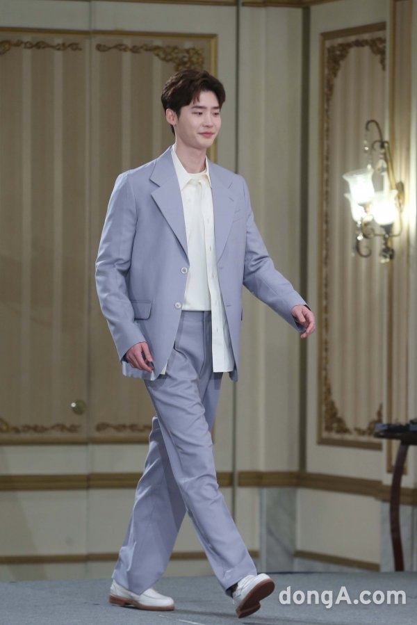 Lee Jong Suk hạnh phúc khi được đóng cặp Lee Na Young trong phim mới