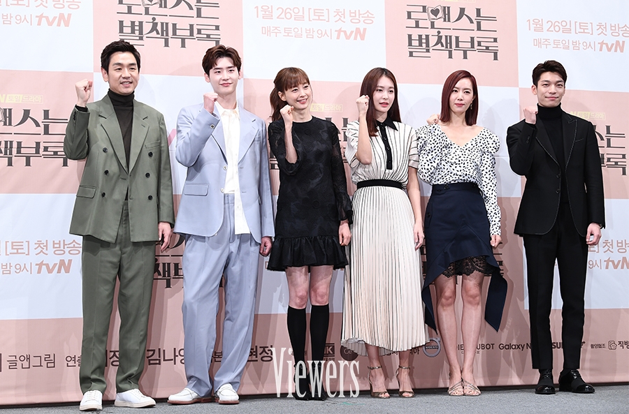 Lee Jong Suk hạnh phúc khi được đóng cặp Lee Na Young trong phim mới