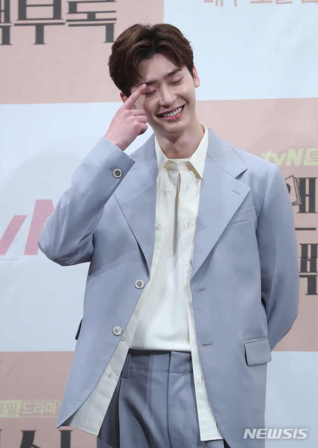 Lee Jong Suk hạnh phúc khi được đóng cặp Lee Na Young trong phim mới