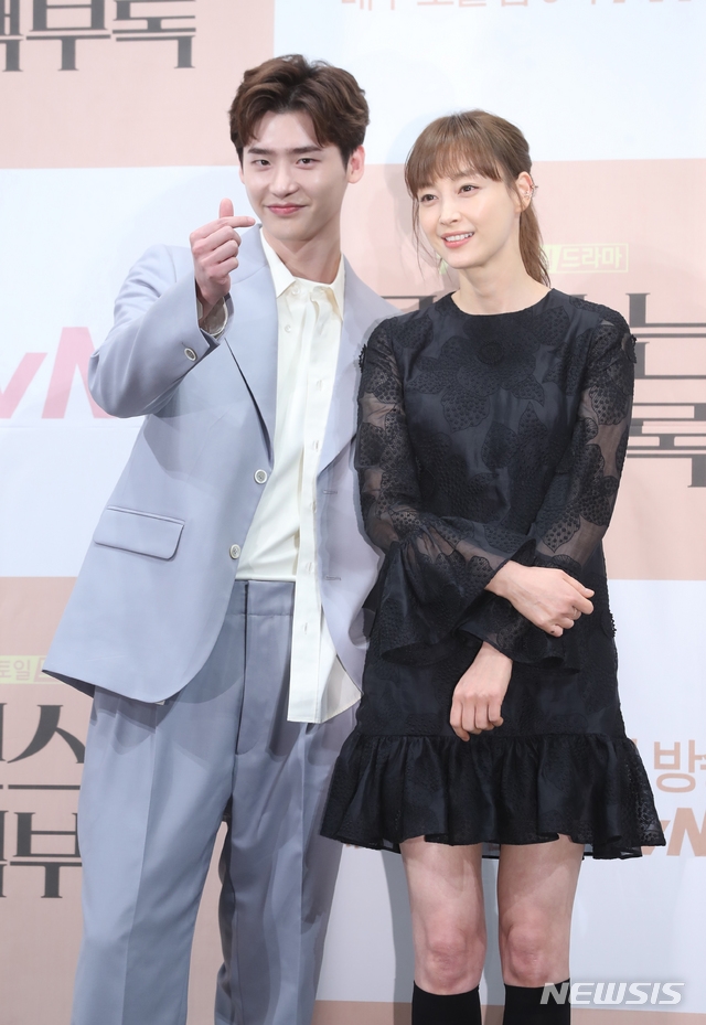 Lee Jong Suk hạnh phúc khi được đóng cặp Lee Na Young trong phim mới