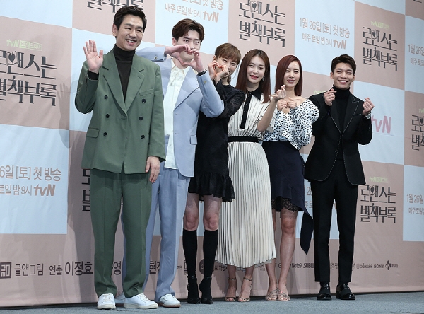 Lee Jong Suk hạnh phúc khi được đóng cặp Lee Na Young trong phim mới