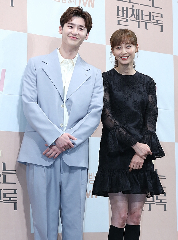 Lee Jong Suk hạnh phúc khi được đóng cặp Lee Na Young trong phim mới