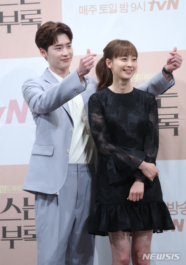 Lee Jong Suk hạnh phúc khi được đóng cặp Lee Na Young trong phim mới