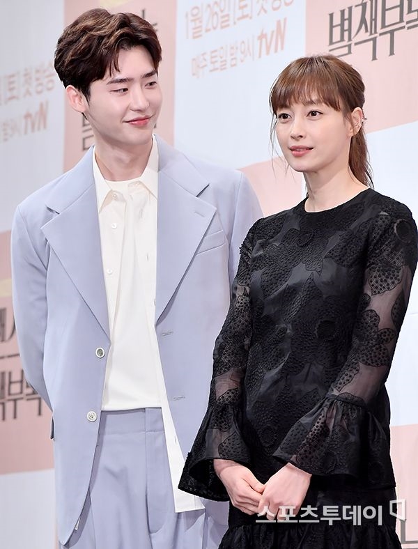 Lee Jong Suk hạnh phúc khi được đóng cặp Lee Na Young trong phim mới
