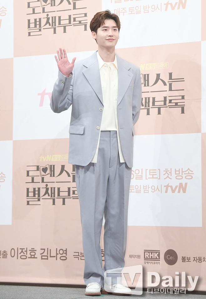 Lee Jong Suk hạnh phúc khi được đóng cặp Lee Na Young trong phim mới