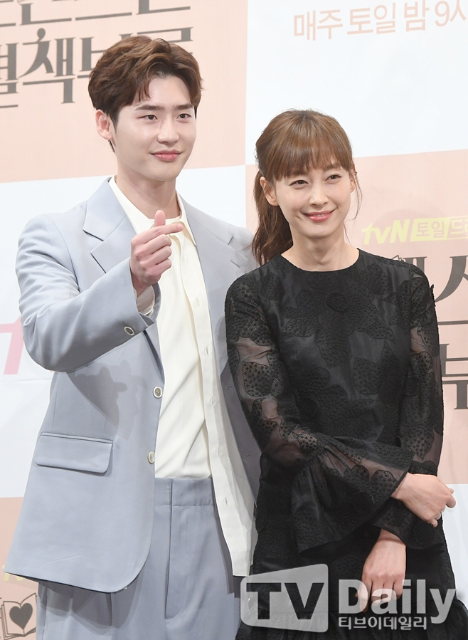 Lee Jong Suk hạnh phúc khi được đóng cặp Lee Na Young trong phim mới