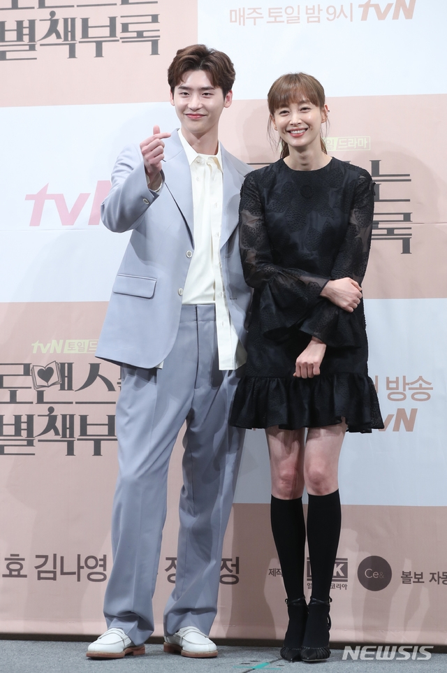 Lee Jong Suk hạnh phúc khi được đóng cặp Lee Na Young trong phim mới