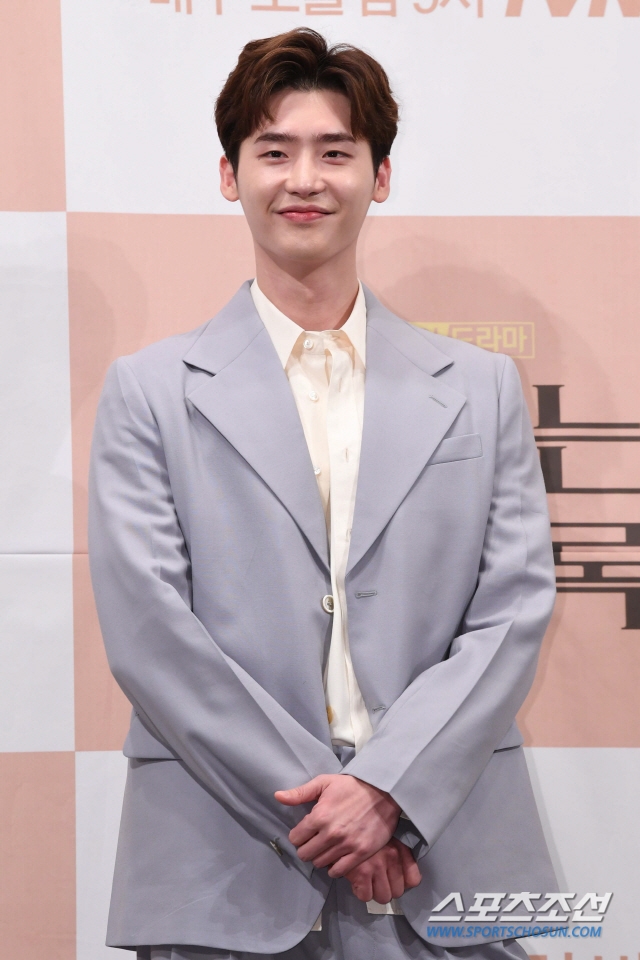 Lee Jong Suk hạnh phúc khi được đóng cặp Lee Na Young trong phim mới