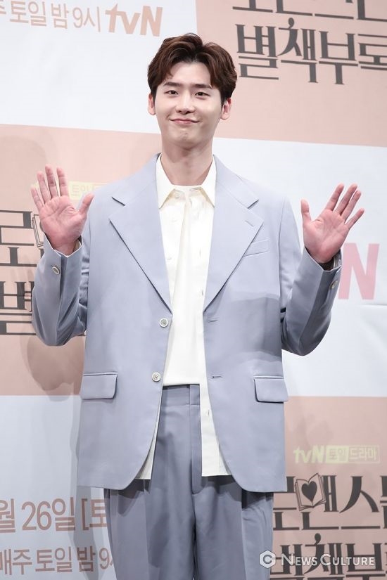 Lee Jong Suk hạnh phúc khi được đóng cặp Lee Na Young trong phim mới