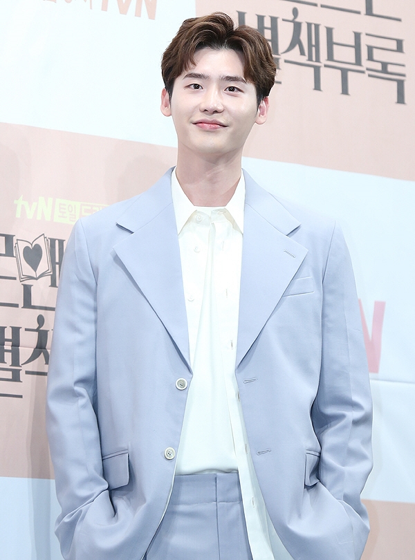 Lee Jong Suk hạnh phúc khi được đóng cặp Lee Na Young trong phim mới