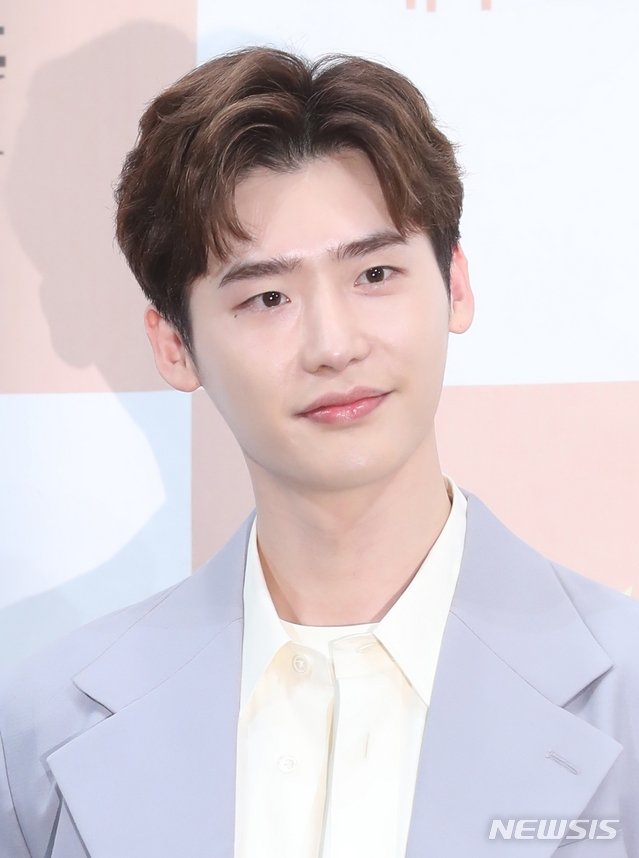 Lee Jong Suk hạnh phúc khi được đóng cặp Lee Na Young trong phim mới