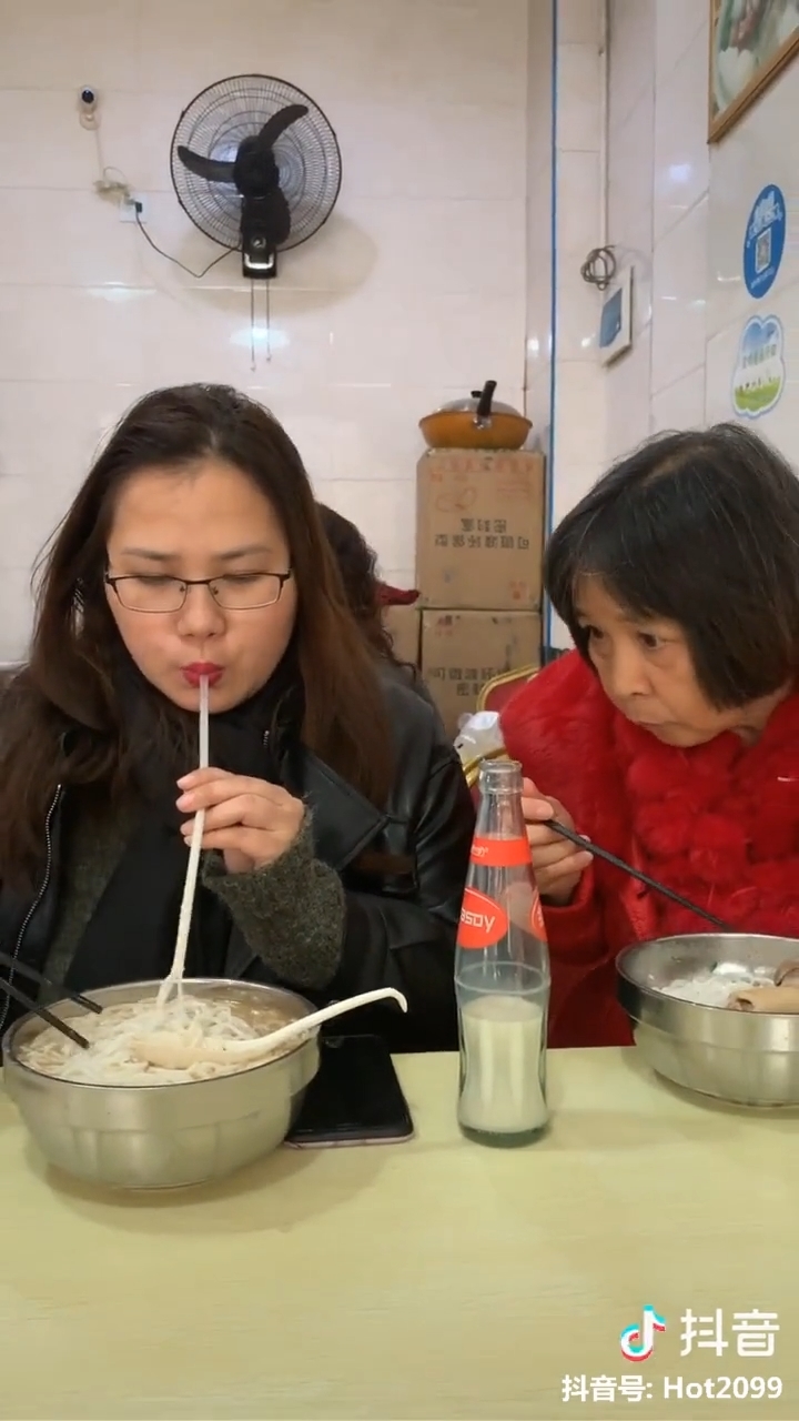 Clip hot gây bão mạng 24/01: Những trò nghịch của hội bạn thân