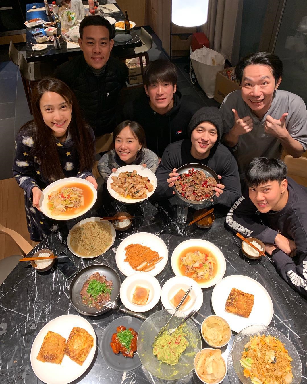 James Jirayu thân thiết với bạn trai Natapohn khiến fan thích thú