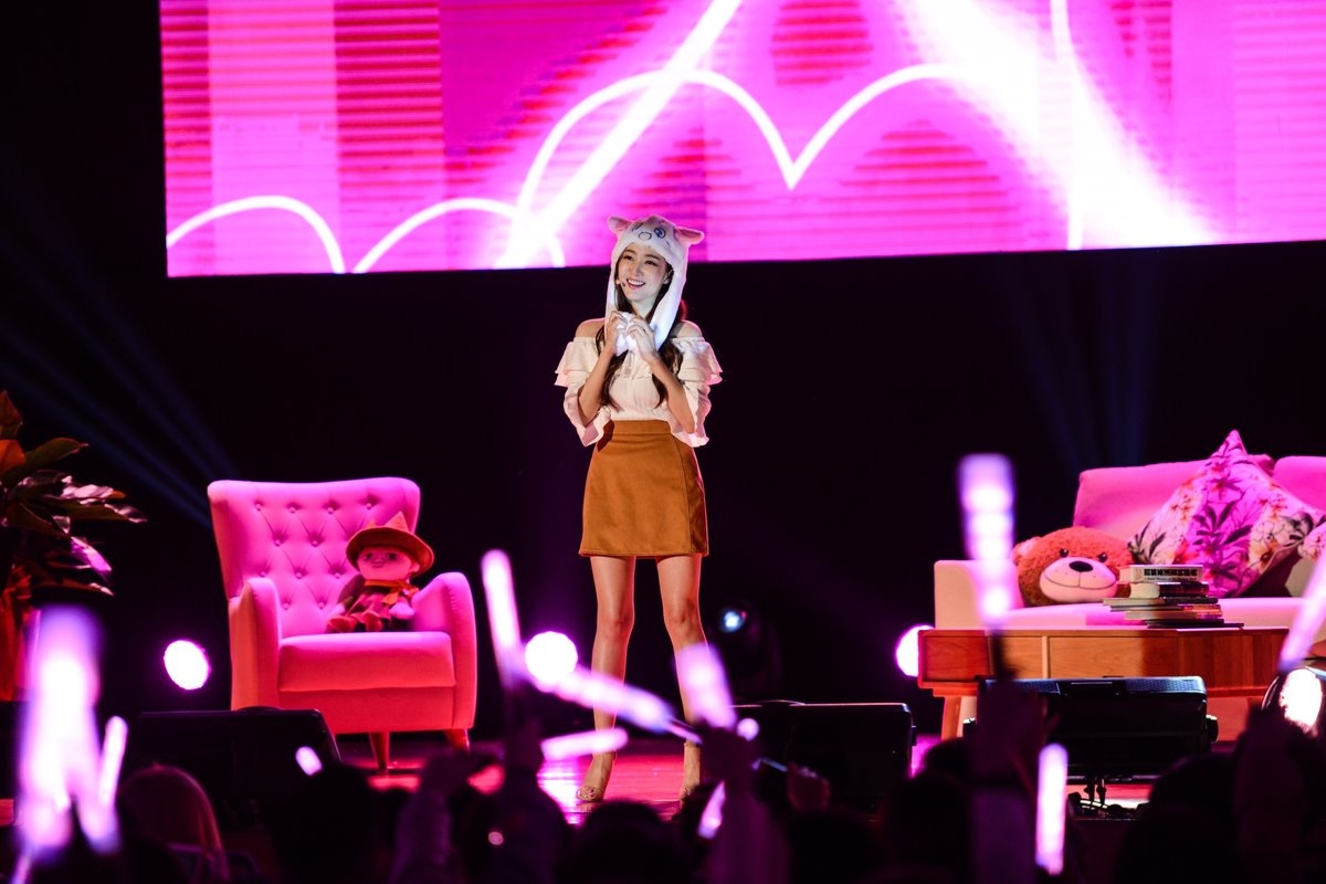 Park Min Young tung bộ ảnh hậu trường tour fanmeeting cực đẹp