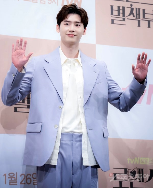 Lee Jong Suk phản hồi tin đồn nhập ngũ cuối tháng 2 này