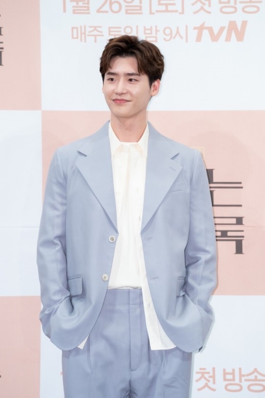Lee Jong Suk phản hồi tin đồn nhập ngũ cuối tháng 2 này
