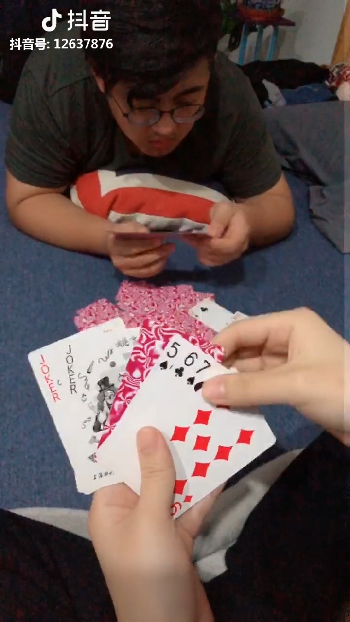Clip hot gây bão mạng 15/02: Cười đau bụng với tuyệt kỹ chơi bài