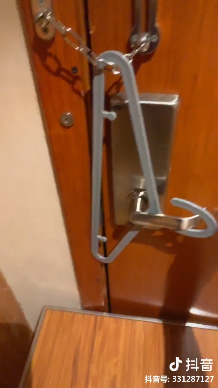 Clip hot gây bão mạng 15/02: Cười đau bụng với tuyệt kỹ chơi bài
