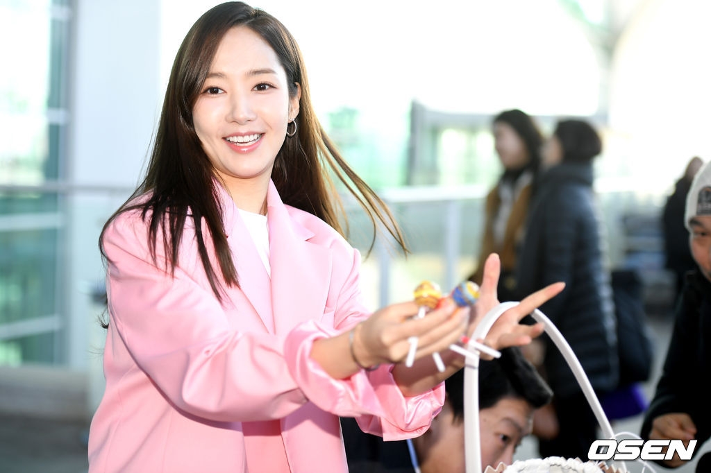 Park Min Young xinh đẹp như thiên thần đi nước ngoài đúng Valentines