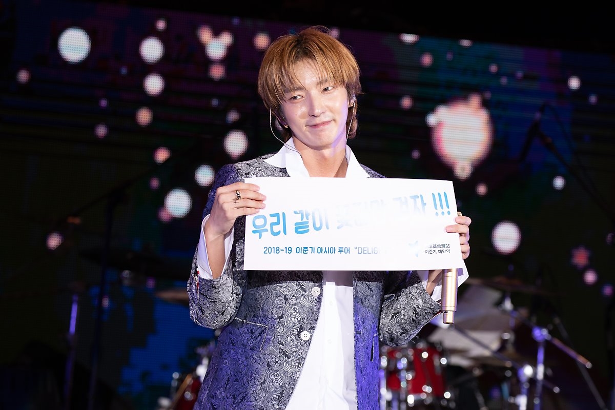 Loạt ảnh và clip Lee Jun Ki hát nhảy tuyệt đẹp trong tour fanmeeting