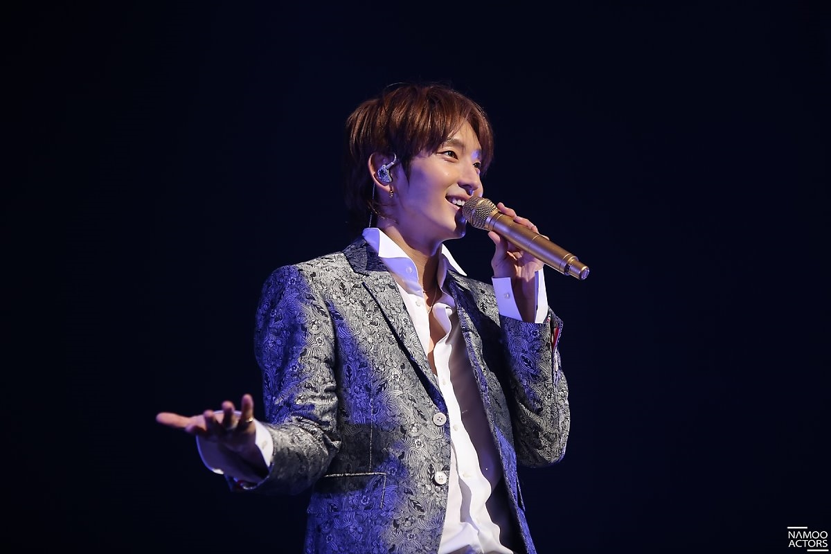 Loạt ảnh và clip Lee Jun Ki hát nhảy tuyệt đẹp trong tour fanmeeting