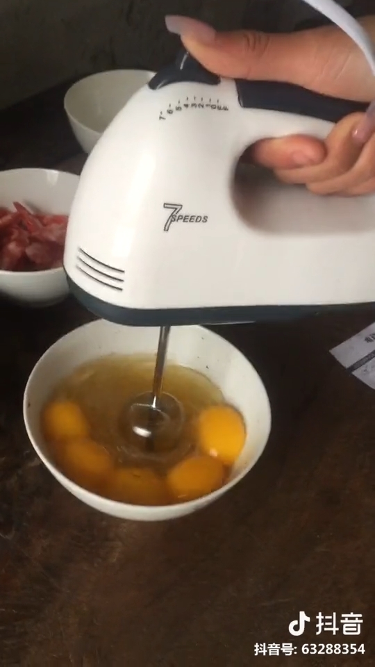 Clip hot gây bão mạng 19/02: Tuyệt chiêu ăn vụng cho các cặp bạn thân