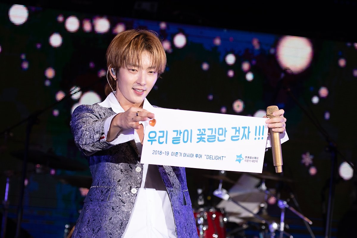 Loạt ảnh và clip Lee Jun Ki hát nhảy tuyệt đẹp trong tour fanmeeting