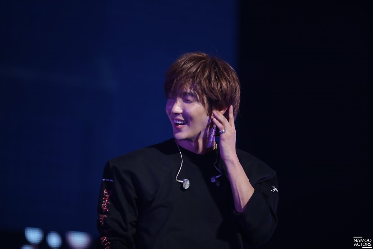 Loạt ảnh và clip Lee Jun Ki hát nhảy tuyệt đẹp trong tour fanmeeting