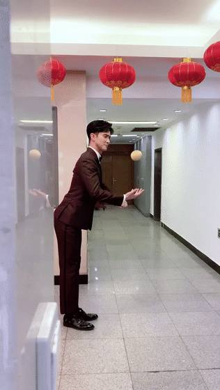 Clip hot Cbiz 19/02: Dàn soái ca Gia Hành đốn tim fan vì hài hước