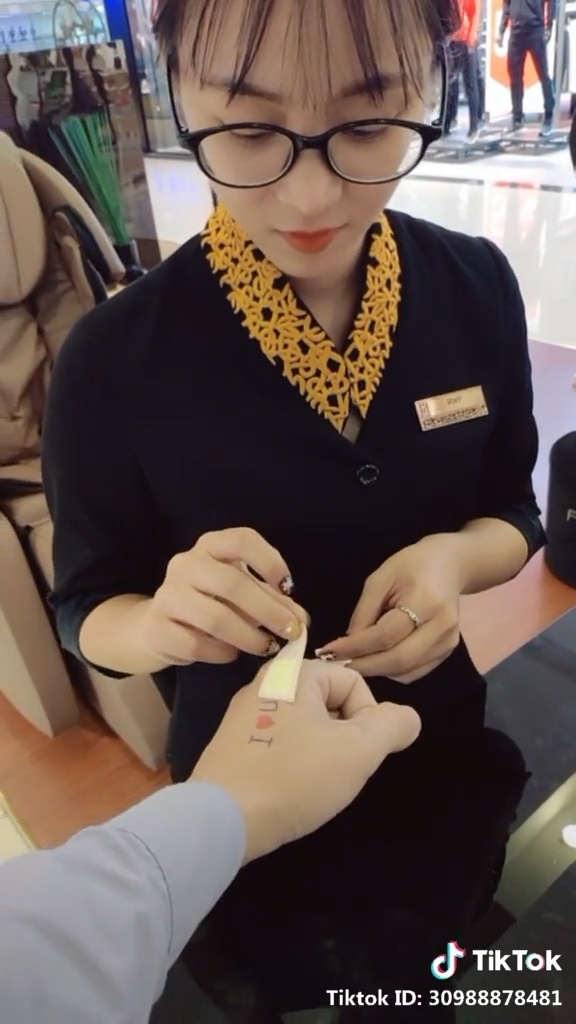 Clip hot gây bão mạng 24/02: Khi lỡ dại nhờ đứa bạn thân chụp ảnh giùm