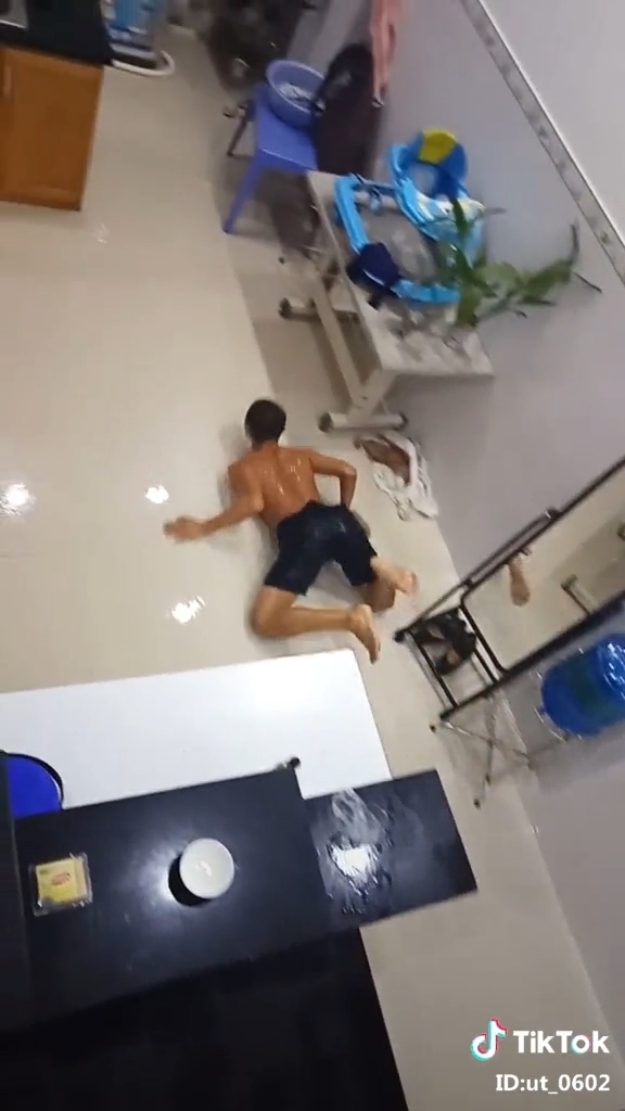 Clip hot gây bão mạng 25/02: Bộ sưu tập son bạn trai tặng
