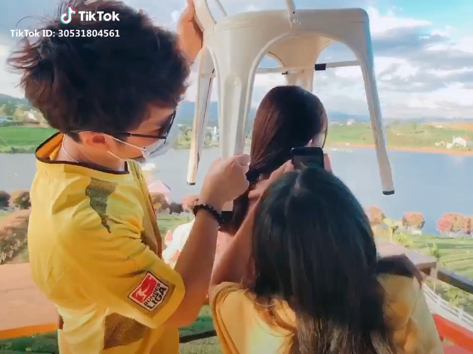 Clip hot gây bão mạng 25/02: Bộ sưu tập son bạn trai tặng