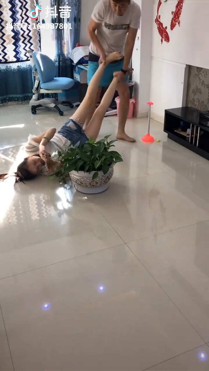 Clip hot gây bão mạng 01/03: Hậu trường clip sống ảo