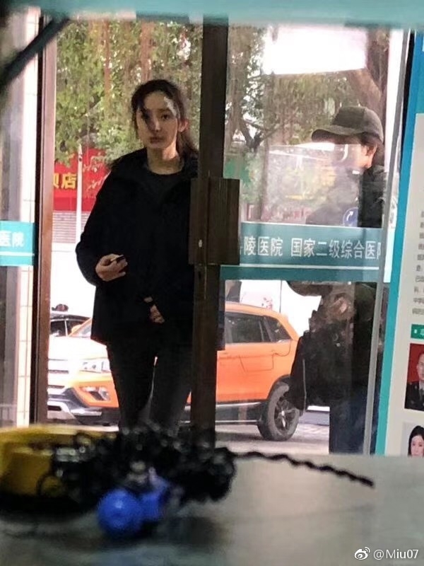 Clip hot Cbiz 26/02: Dương Mịch tả tơi trên phim trường