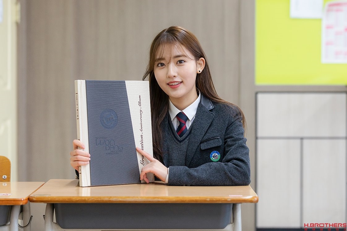Sao nhí Jung Da Bin rạng rỡ ngày tốt nghiệp trung học phổ thông