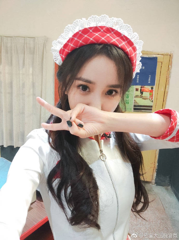 Clip hot Cbiz 04/03: Dương Mịch làm nữ hầu, AngelaBaby thành Elsa