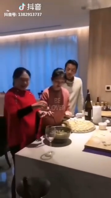 Clip hot Cbiz 04/03: Dương Mịch làm nữ hầu, AngelaBaby thành Elsa