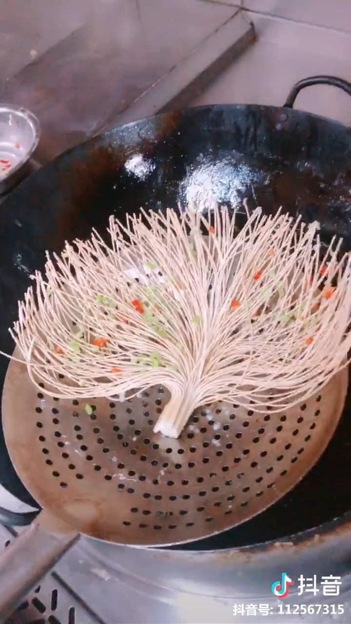 Clip hot gây bão mạng 10/3: Sức mạnh của mỹ phẩm, thánh ăn tôm trổ tài