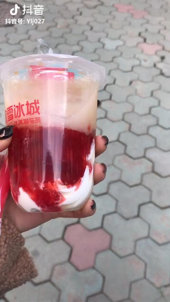 Clip hot gây bão mạng 11/03: Nỗi đau mang tên trà sữa chỉ fan mới hiểu