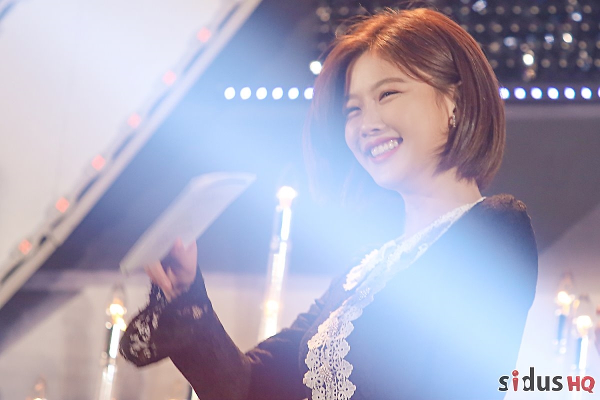 Kim Yoo Jung tóc ngắn xinh xắn làm MC trong lễ kỷ niệm lớn của Hàn